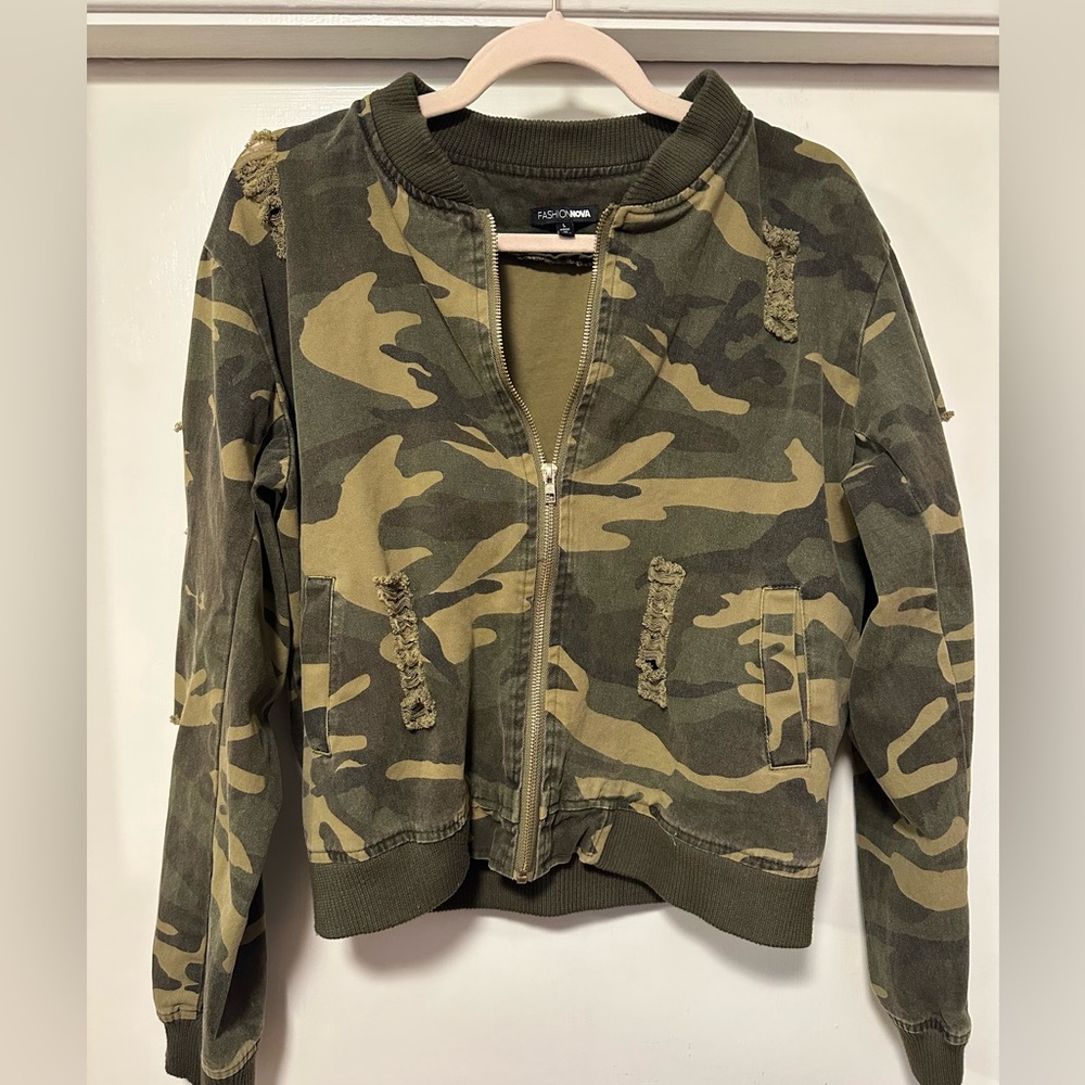Distressed, camo jacket with zip closure. Size L.